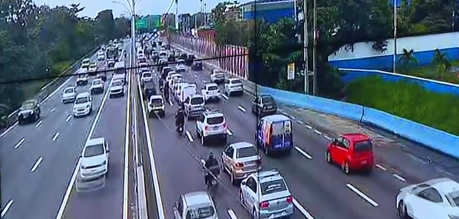 Uma faixa da pista sentido Centro foi interditada na Linha Vermelha