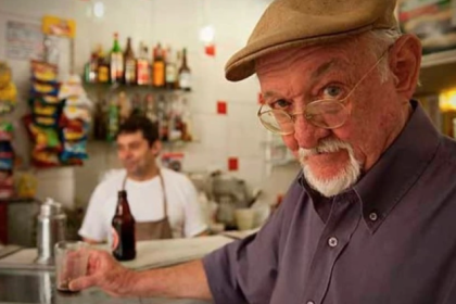 Jaguar em seu habitat natural, o botequim: antropólogo da boemia, colunista social dos botequins, crítico da baixa gastronomia, investigador das almas cariocas (Foto: Reprodução / ABI)