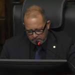 O vice-presidente da Alerj, Guilherme Delaroli, conduz a sessão plenária desta quarta-feira, aberta horas após a prisão de Rodrigo Bacellar.