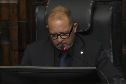 O vice-presidente da Alerj, Guilherme Delaroli, conduz a sessão plenária desta quarta-feira, aberta horas após a prisão de Rodrigo Bacellar.