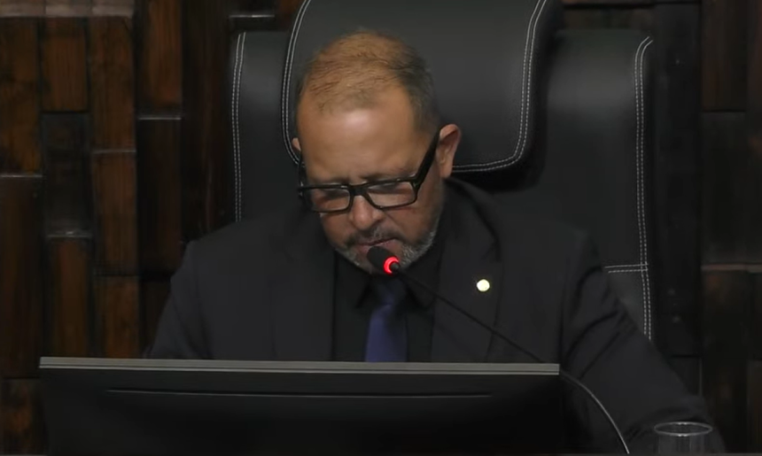 O vice-presidente da Alerj, Guilherme Delaroli, conduz a sessão plenária desta quarta-feira, aberta horas após a prisão de Rodrigo Bacellar.
