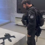 Pelo menos um homem foi preso e duas armas apreendidas