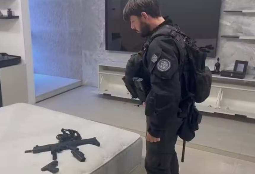 Pelo menos um homem foi preso e duas armas apreendidas