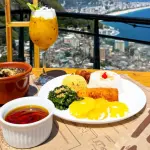 A Feijoada da Laje, do Bar da Laje, no Vidigal, com o Drink da Laje, que combina vodca, maracujá, manga, raspas de limão siciliano e espuma de gengibre — Foto: Divulgação