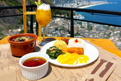 A Feijoada da Laje, do Bar da Laje, no Vidigal, com o Drink da Laje, que combina vodca, maracujá, manga, raspas de limão siciliano e espuma de gengibre — Foto: Divulgação