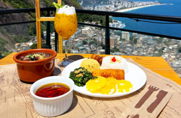 A Feijoada da Laje, do Bar da Laje, no Vidigal, com o Drink da Laje, que combina vodca, maracujá, manga, raspas de limão siciliano e espuma de gengibre — Foto: Divulgação