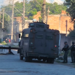 Agentes buscam cumprir mandatos contra suspeitos de envolvimento como Comando Vermelho em nova etapa da Operação Contenção