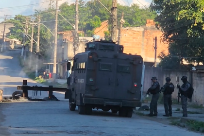 Agentes buscam cumprir mandatos contra suspeitos de envolvimento como Comando Vermelho em nova etapa da Operação Contenção