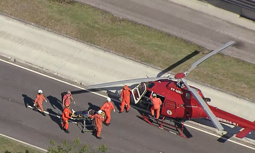 Acidente interdita Avenida das Américas e deixa motociclista ferido 62 Helicóptero do Corpo de Bombeiros realizou o resgate do motociclista