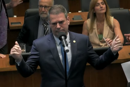 Rosenverg Reis, irmão do ex-secretário Washington Reis, cobrou no plenário a liberação das verbas do projeto apresentado por Rodrigo Bacellar.