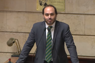 Carlos Bolsonaro confirma a renúncia ao mandato na Câmara do Rio e diz que vai atender a 'uma missão maior'