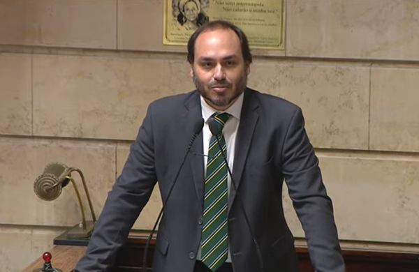 Carlos Bolsonaro confirma a renúncia ao mandato na Câmara do Rio e diz que vai atender a 'uma missão maior'