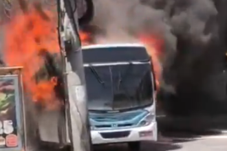 Ônibus pega fogo em Campo Grande, na Zona Oeste do Rio