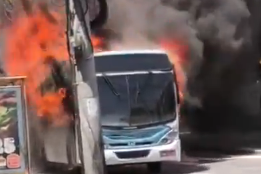 Ônibus pega fogo em Campo Grande, na Zona Oeste do Rio