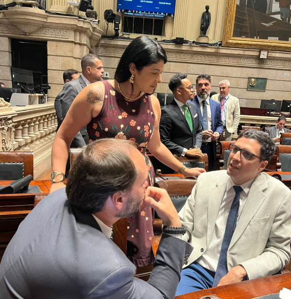 Futura vereadora no lugar de Carlos Bolsonaro, Alana Passos já começa a se familiarizar com a Câmara do Rio 63 Captura de tela 2025 12 11 174710