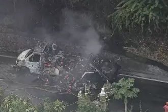 Caminhão pegou fogo na altura de Xerém, em Caxias, na Serra de Petrópolis