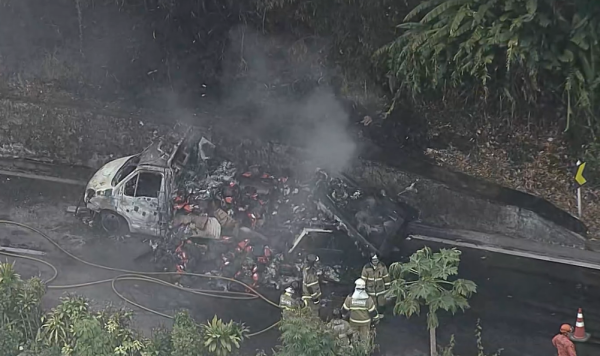 Serra de Petrópolis interditada: incêndio em caminhão fecha BR-040 na pista sentido MG 62 Caminhão pegou fogo na altura de Xerém, em Caxias, na Serra de Petrópolis