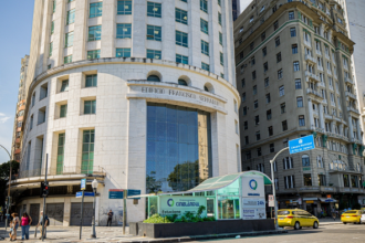 Entrada do edifício Francisco Sertrador, para onde vai ser transferida a Câmara dos Vereadores do Rio