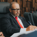 Guilherme Delaroli, exonera servidores nomeados por Rodrigo Bacellar.