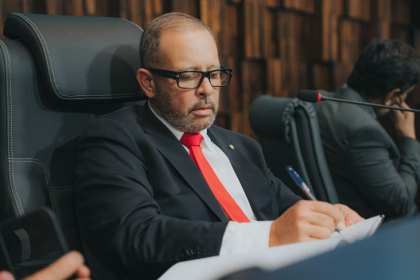 Guilherme Delaroli, exonera servidores nomeados por Rodrigo Bacellar.