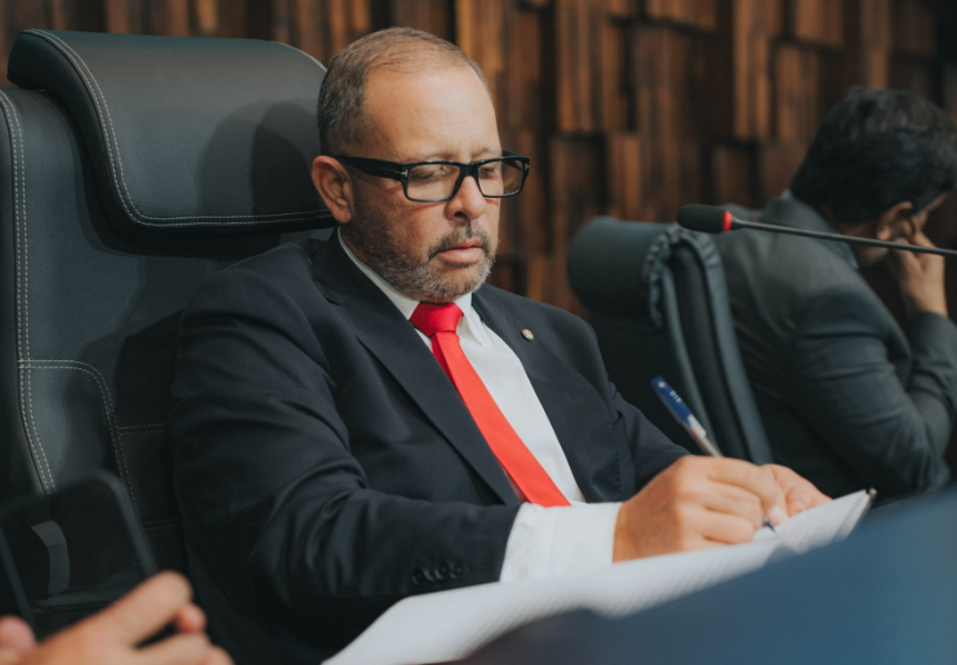 Guilherme Delaroli, exonera servidores nomeados por Rodrigo Bacellar.