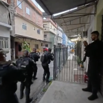 Policiais cumprem mandados contra núcleos do CV na Maré e Maricá