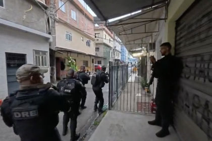 Policiais cumprem mandados contra núcleos do CV na Maré e Maricá