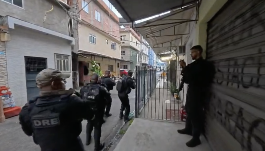 Policiais cumprem mandados contra núcleos do CV na Maré e Maricá