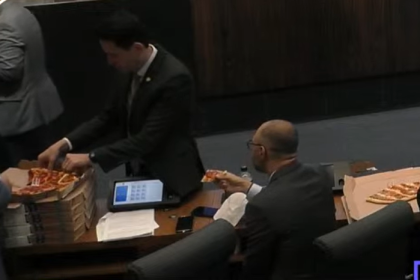 Deputados da Alerj pediram pizzas da Domino’s para driblar a fome durante a maratona de votação de mais de 550 itens na pauta.