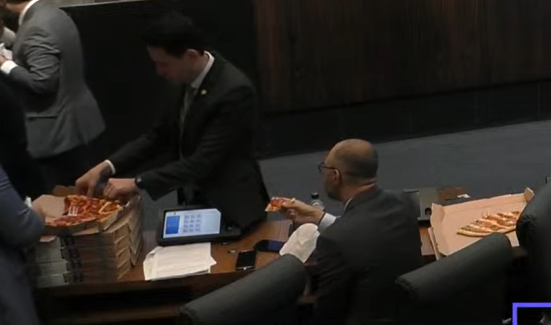 Deputados da Alerj pediram pizzas da Domino’s para driblar a fome durante a maratona de votação de mais de 550 itens na pauta.