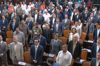 Deputados e prefeitos se reuníram para oficializar o repasse de R$ 120 milhões aos municípios proposto por Rodrigo Bacellar.