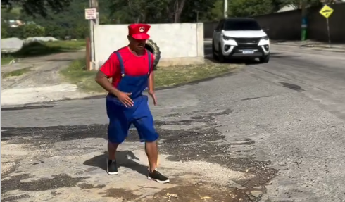 Tiago Careca afirma que não há registros de serviços de tapa-buracos em Japeri desde março de 2024.