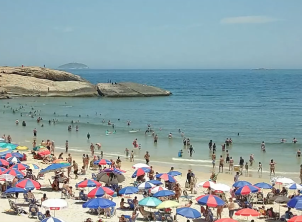 Com praias lotadas, PM reforça policiamento nas orlas da Zona Sul do Rio