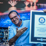 Prefeito recebeu reconhecimento pelo réveillon da Guinness World Records nesta terça (30)