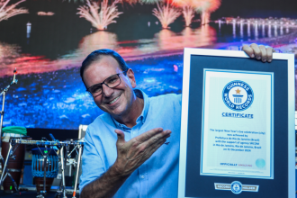 Prefeito recebeu reconhecimento pelo réveillon da Guinness World Records nesta terça (30)