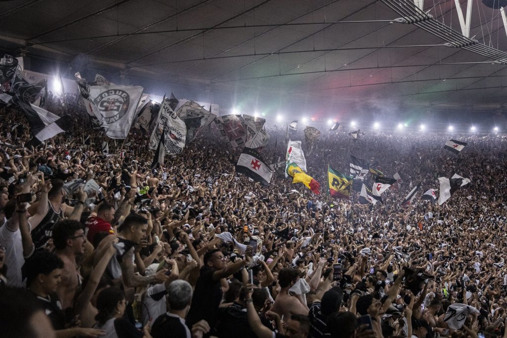 Pra cima deles, Flamengo: prefeitos do estado do Rio também anunciam ponto facultativo para a final contra o PSG 62 Torcida do Vasco no estádio do Maracanã