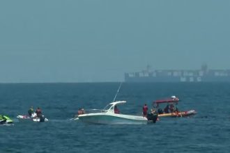 Corpo do piloto do avião foi encontrado pelos Bombeiros, que seguem em buscas pela aeronave.