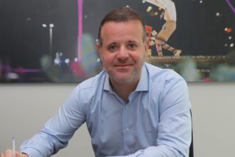 Para Bernardo Fellows, presidente da Riotur, o número maior de balsas este ano resolverá o problema da fumaça registrado ano passado durante a queima de fogos em Copacabana — Foto: Alexandre Macieira / Riotur