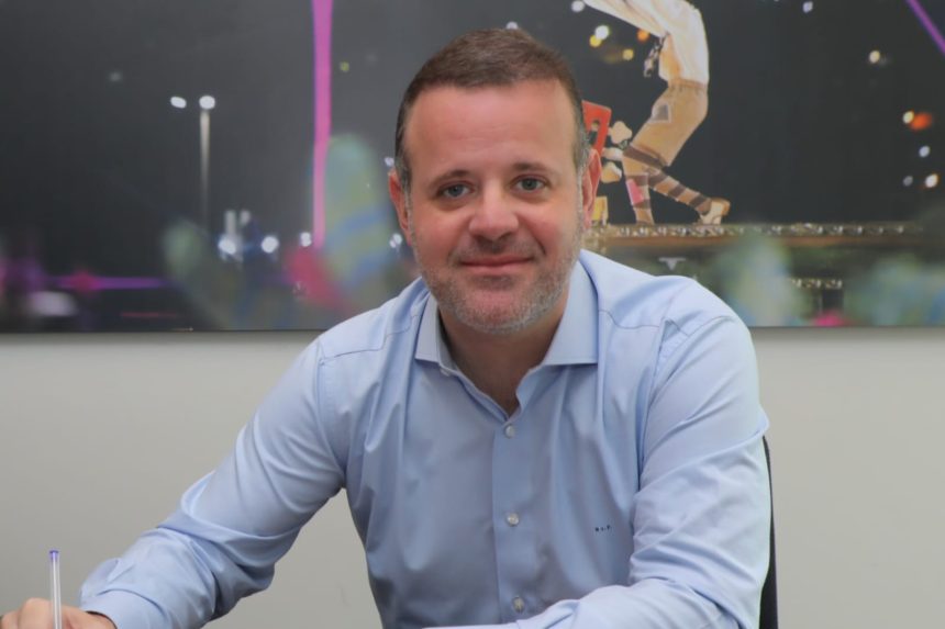 Para Bernardo Fellows, presidente da Riotur, o número maior de balsas este ano resolverá o problema da fumaça registrado ano passado durante a queima de fogos em Copacabana — Foto: Alexandre Macieira / Riotur