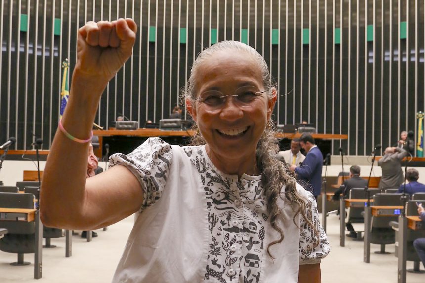 Heloísa Helena tomou posse como deputada federal na terça-feira (16).