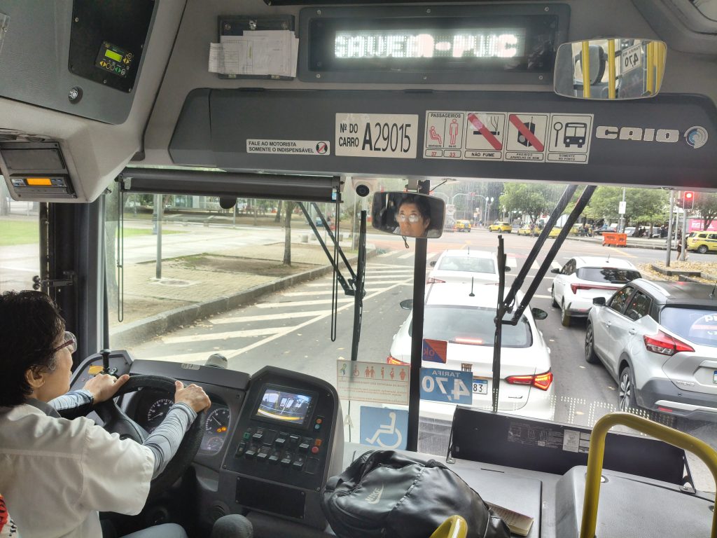 Duas árvores de Natal, um só espírito (competitivo, vá lá): qual delas brilha mais no Rio? 62 Mulher dirige ônibus no Rio de Janeiro