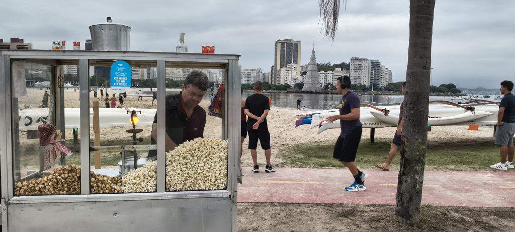 Duas árvores de Natal, um só espírito (competitivo, vá lá): qual delas brilha mais no Rio? 63 O pipoqueiro Fernando optou por trabalhar perto da árvore de Natal de Botafogo