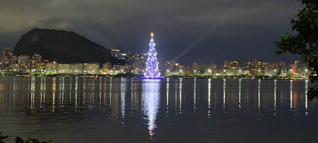 Duas árvores de Natal, um só espírito (competitivo, vá lá): qual delas brilha mais no Rio? 64 Árvore de Natal da Lagoa é acesa todos os dias às 19h