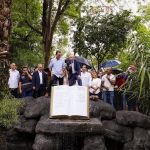 Em novo aceno aos evangélicos, Paes inaugura batistério público na praça onde nasceu a Igreja Universal