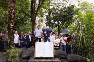 Em novo aceno aos evangélicos, Paes inaugura batistério público na praça onde nasceu a Igreja Universal