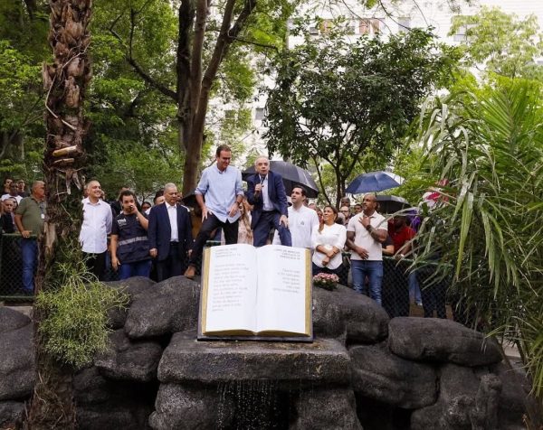 Em novo aceno aos evangélicos, Paes inaugura batistério público na praça onde nasceu a Igreja Universal 49 Em novo aceno aos evangélicos, Paes inaugura batistério público na praça onde nasceu a Igreja Universal