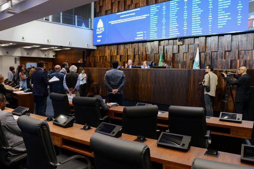 Uso do regimento por aliados de Bacellar trava projetos na Alerj e colégio de líderes é cogitado.