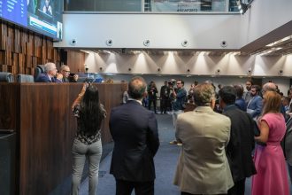 Deputados discutem em plenário da Alerj o projeto que autoriza o estado do Rio a aderir ao Propag; apresentação de 34 emendas adiou a votação para quinta-feira (18).