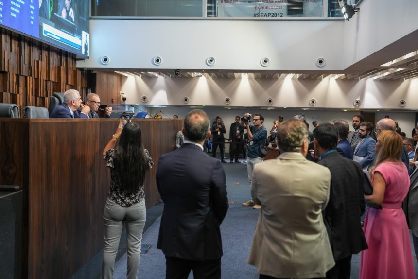 Deputados discutem em plenário da Alerj o projeto que autoriza o estado do Rio a aderir ao Propag; apresentação de 34 emendas adiou a votação para quinta-feira (18).