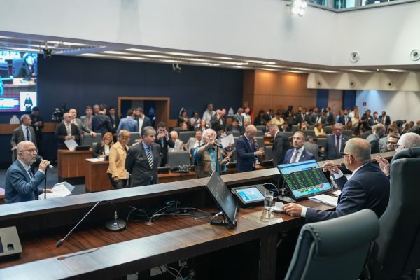 Deputados aprovam adesão do Rio ao Propag; estado poderá zerar juros da dívida de R$ 225 bilhões 47 Plenário da Alerj durante sessão legislativa no Rio de Janeiro. Projeto Mulher